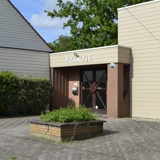 ingang zaaltje beert zijaanzicht